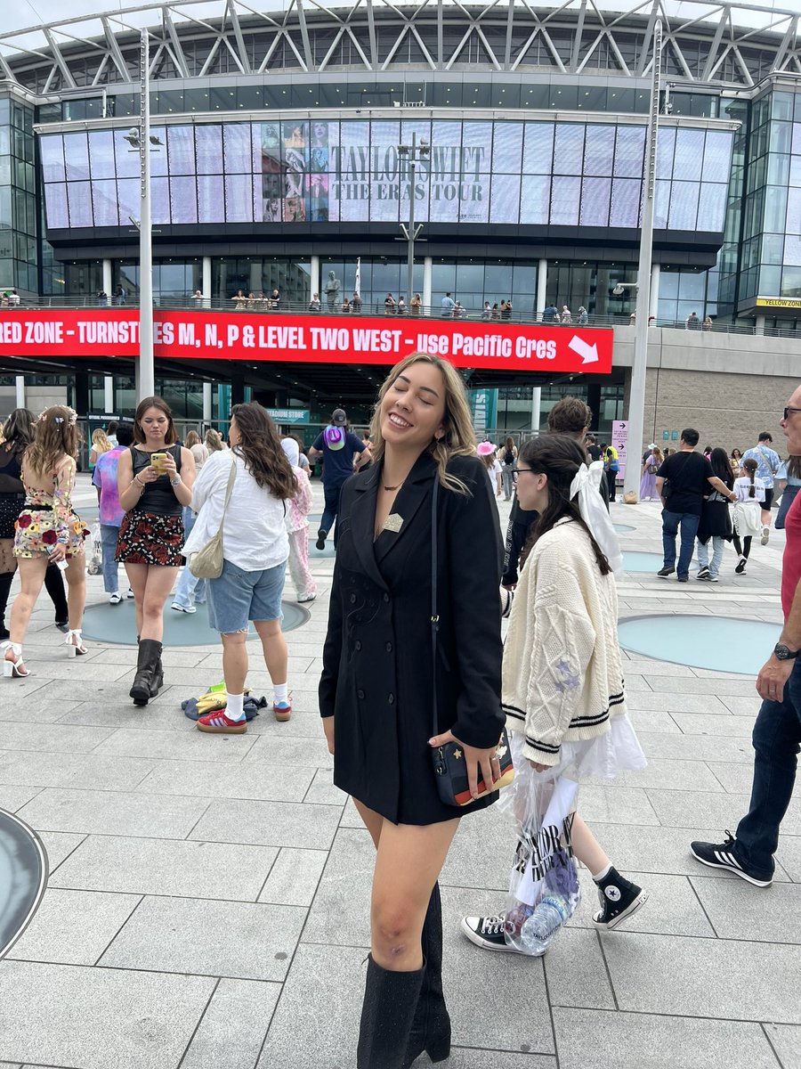AmbzRaikes's tweet photo. I managed to end up at the Eras tour in London w/ minimal planning and it was definitely a once in a lifetime experience https://t.co/UdfABAZVLg