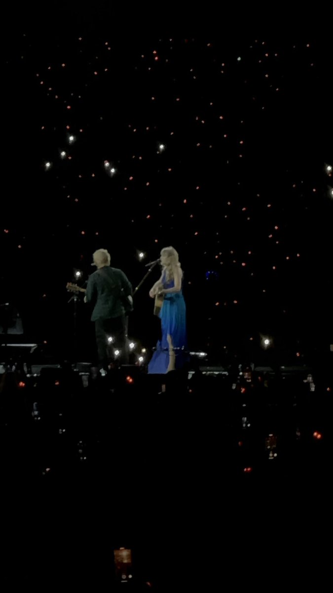 AmbzRaikes's tweet photo. I managed to end up at the Eras tour in London w/ minimal planning and it was definitely a once in a lifetime experience https://t.co/UdfABAZVLg