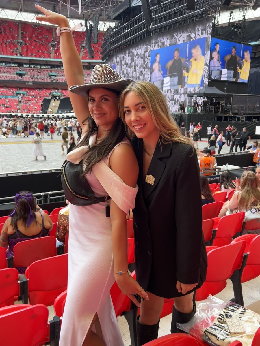 AmbzRaikes's tweet photo. I managed to end up at the Eras tour in London w/ minimal planning and it was definitely a once in a lifetime experience https://t.co/UdfABAZVLg