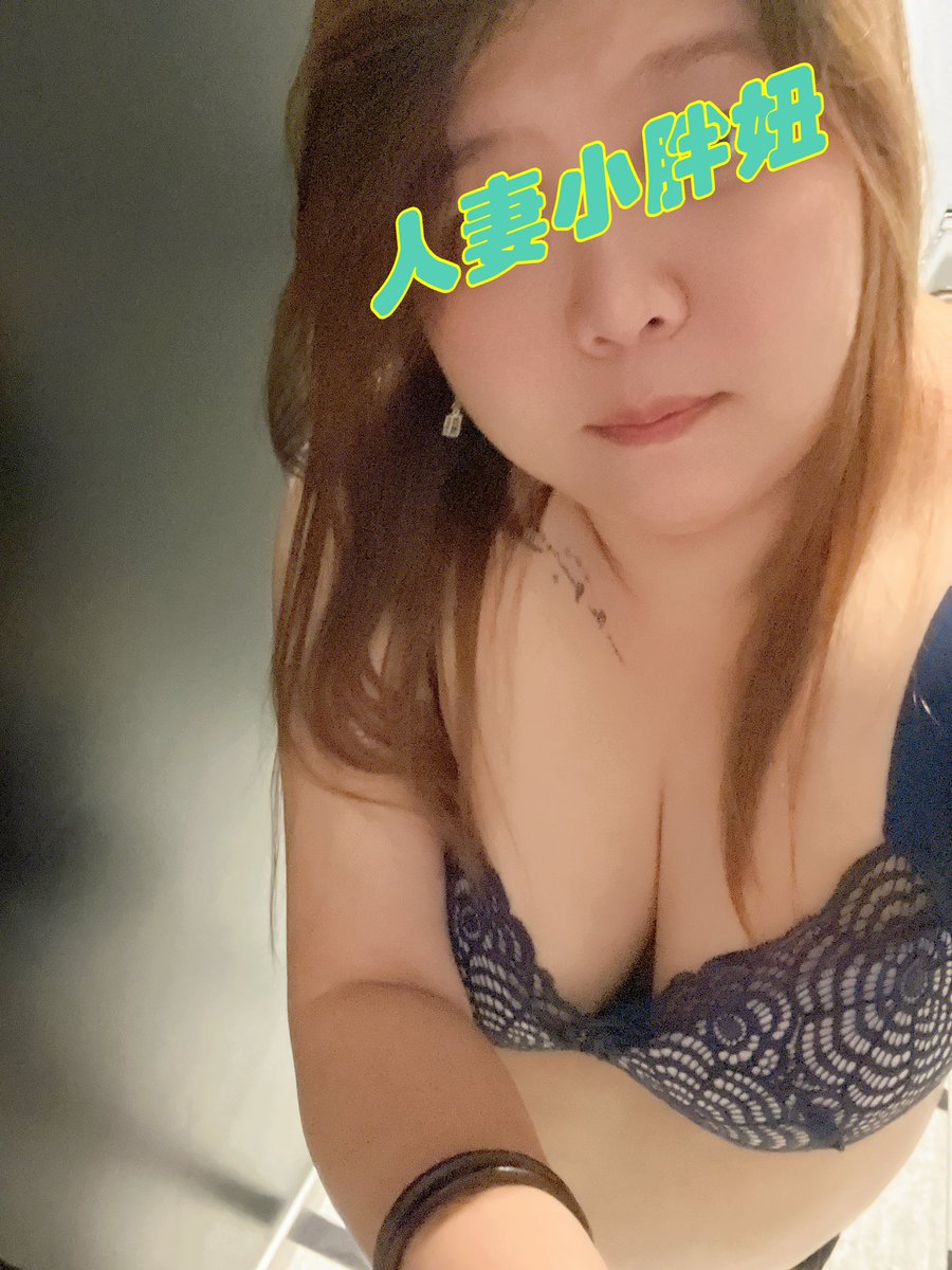 在喝酒闷的慌，
还是第一次跑去厕所来张自拍~
不懂有人认得我吗？