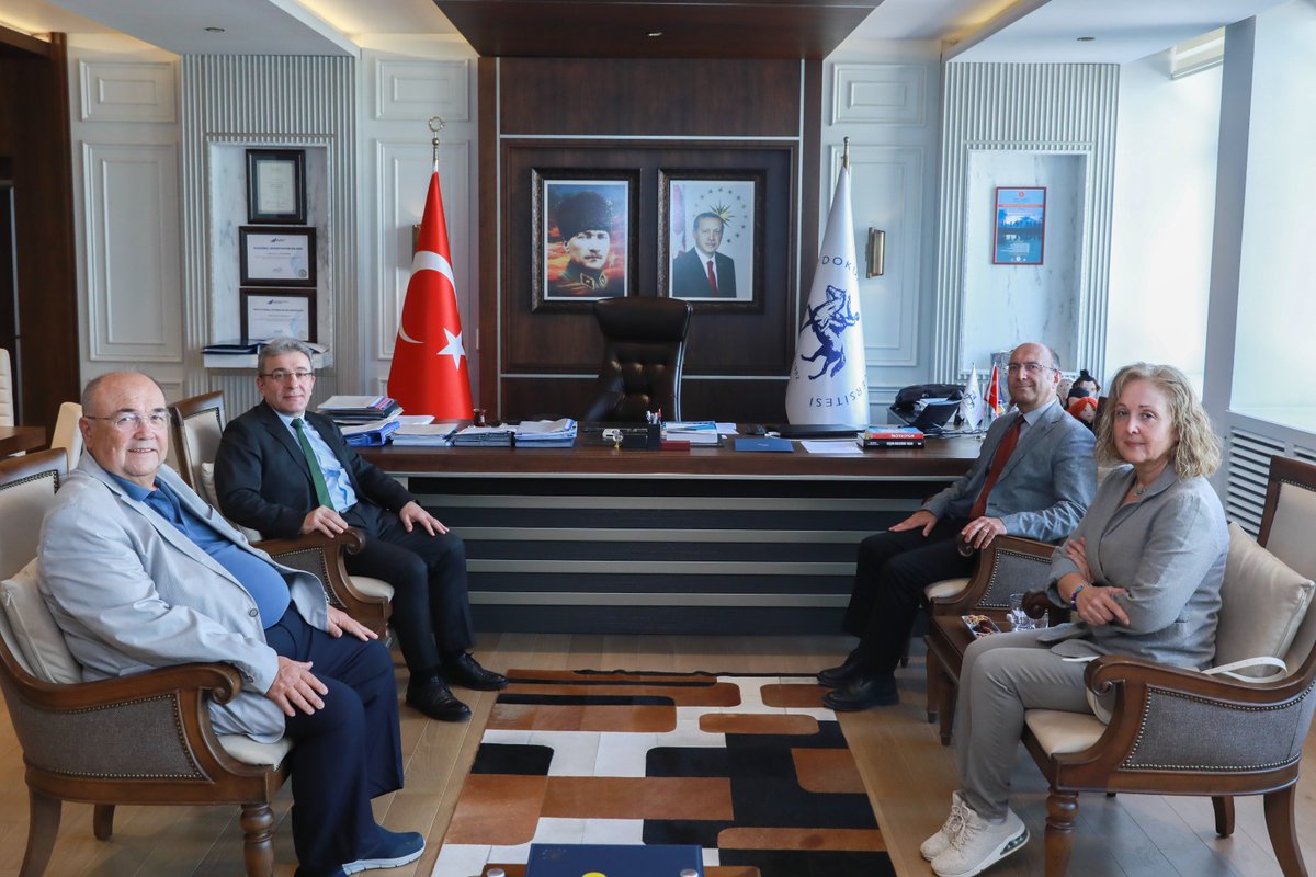 Genç üniversitelerimizden İzmir Tınaztepe Üniversitesi Rektörü Prof. Dr. Mustafa Güvençer'i Rektörlük binamızda konuk eden Rektörümüz Prof. Dr. Bayram Yılmaz, yaklaşan 2024-2025 Akademik Yılı'nın başarılı geçmesi temennisinde bulundu. Görüşmede, kurumlar arası ilişkiler ve yeni