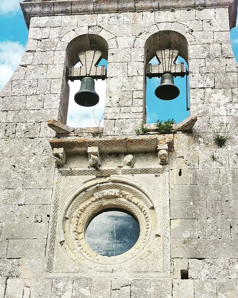 Dentro de los elementos decorativos románicos que podemos encontrar en las iglesias y ermitas, uno de los más destacados son los óculos. La ermita de Nª Sª de la Oliva en Escóbados de Abajo muestra un rosetón en el hastial occidental formado por 4 circunferencias ornamentadas