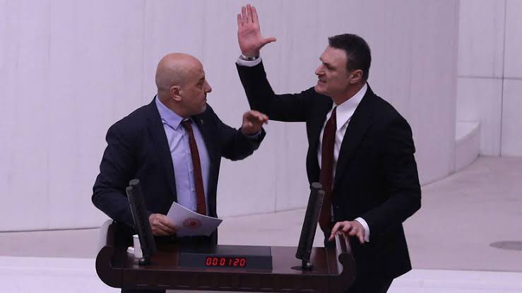 Günün sorusu:
Ülkenin 3. Büyük Şehri Cayır cayır yanarken, Yüce Mecliste, saçını tarar misali, Kavgalaşan vekillere ne isim verilir? 

#izmir
#alpay
 #AhmetŞık