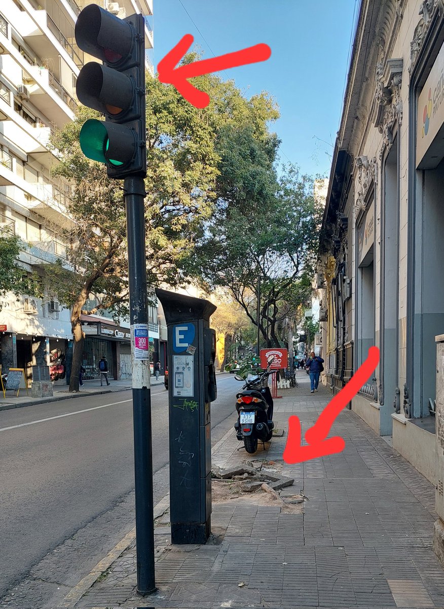 1 Semáforo gieado 2 vereda rota por caída de arbol hace mas de un año. <a href="/MuniRosario/">Municipalidad de Rosario</a> <a href="/Rosariociudadok/">RosarioLaCiudad</a> <a href="/TransitoRos/">Tránsito Rosario</a>
