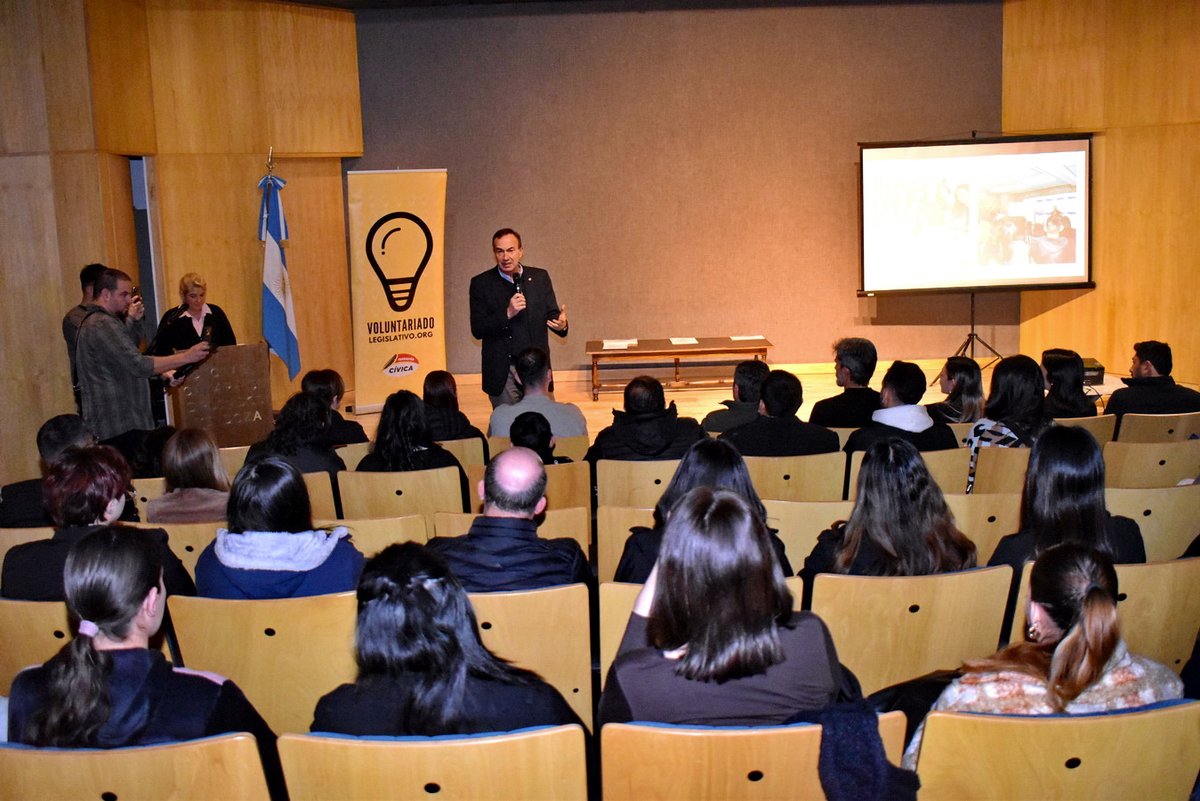 DiputadosMza's tweet photo. Los voluntarios legislativos 2024 recibieron sus certificados

Acto de cierre del Voluntariado Legislativo 2024.
Se entregaron los certificados a quienes participaron de esta edición, y la Resolución que declaró de interés las actividades educativas enmarcadas en el programa. https://t.co/KQkXbLitIN