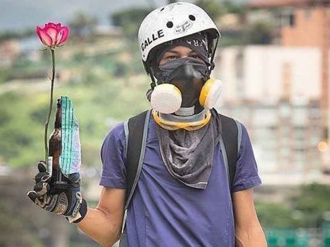 EmaFigueroaC's tweet photo. Por Neomar que luchó y murió por la libertad que nunca pudo conocer.

Vamos mañana sin miedo en lo que será un día histórico para #Venezuela. https://t.co/xumxgeCvgM