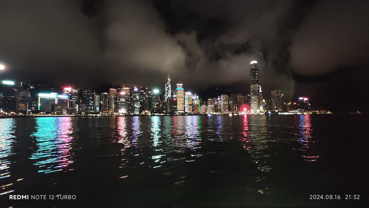 HueYeis's tweet photo. 蘇州到香港坐了七個小時高鐵，地鐵坐了也挺長時間的。香港有點我想像中大城市的感覺。 https://t.co/eu3ra1cxxt