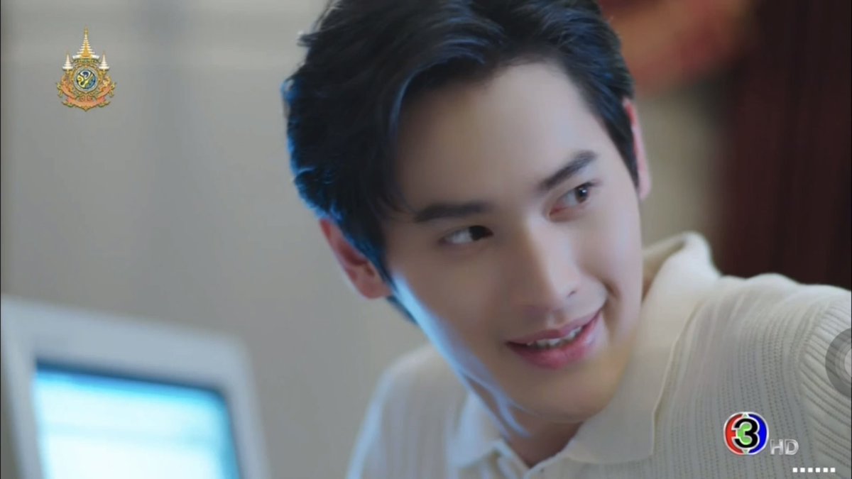 decemvibes_'s tweet photo. เคาะประตู -> ค้าบบบ -> เงียบ -> เคาะอีก -> บักหม่อมหน้าตึงละ -> หันไปเจอแขนน้อง -> ยิ้มหวาน 

กุงงมาก (ไม่งง)
สเตปบักหม่อมมันน่าหมั่นไส้จังโว้ยยย 😫
#พรชีวันEP9 https://t.co/mYzzT1zNWP