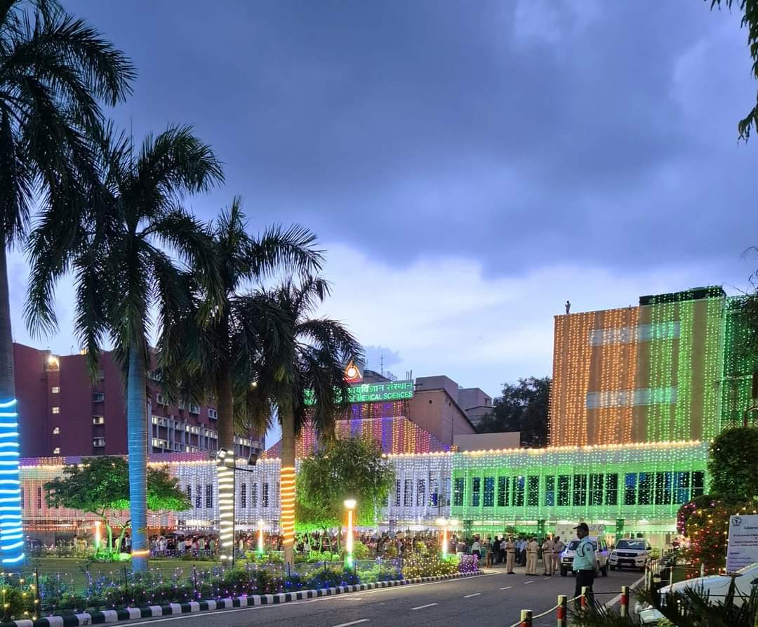 sujata18's tweet image. The 78th Independence Day will never be forgotten...
A rainy evening, AIIMS lit up with lights, and students starting a candle light march under a cloudy sky.
#kolkatahorror #KolkataDoctorDeath #DoctorsSafety #healthcare #healthcareworkers #aiims