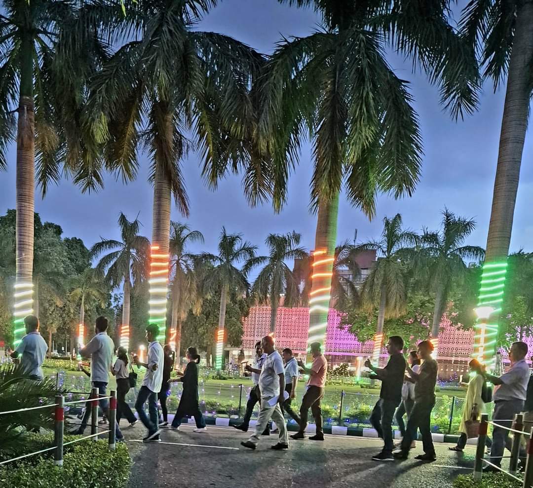 sujata18's tweet image. The 78th Independence Day will never be forgotten...
A rainy evening, AIIMS lit up with lights, and students starting a candle light march under a cloudy sky.
#kolkatahorror #KolkataDoctorDeath #DoctorsSafety #healthcare #healthcareworkers #aiims