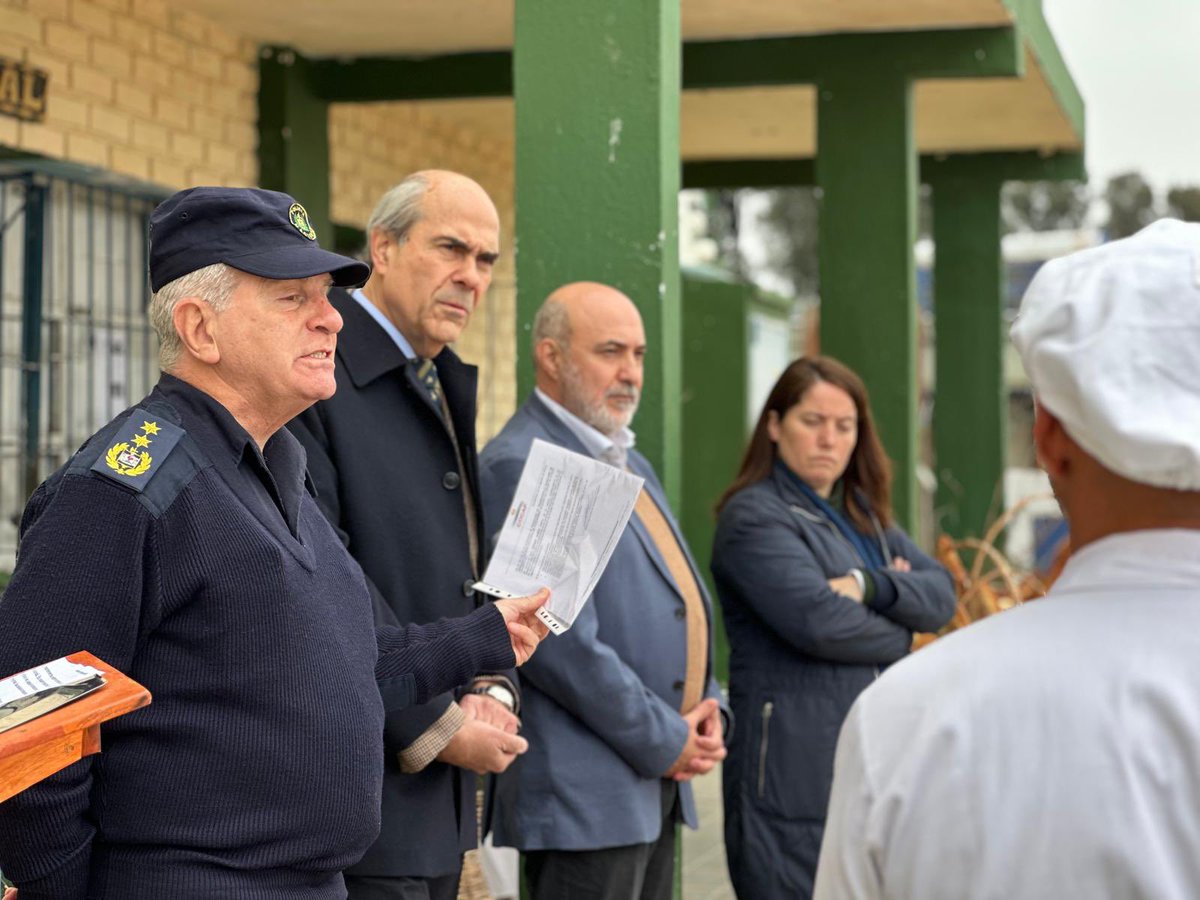 pabloabdala66's tweet photo. Hoy, en la unidad penitenciaria nº 7 (Canelones), se entregaron diplomas a un grupo de personas privadas de libertad que culminó el curso de panadería, a partir de un acuerdo entre el @Minterioruy, @COCAPuy e @INEFOPoficial. La generación de capacidades, a través de trabajo y estudio, es fundamental para el sostenimiento cuando llegue la hora del egreso.