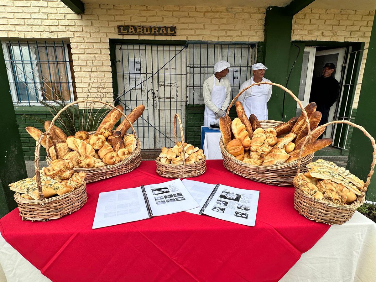 pabloabdala66's tweet photo. Hoy, en la unidad penitenciaria nº 7 (Canelones), se entregaron diplomas a un grupo de personas privadas de libertad que culminó el curso de panadería, a partir de un acuerdo entre el @Minterioruy, @COCAPuy e @INEFOPoficial. La generación de capacidades, a través de trabajo y estudio, es fundamental para el sostenimiento cuando llegue la hora del egreso.