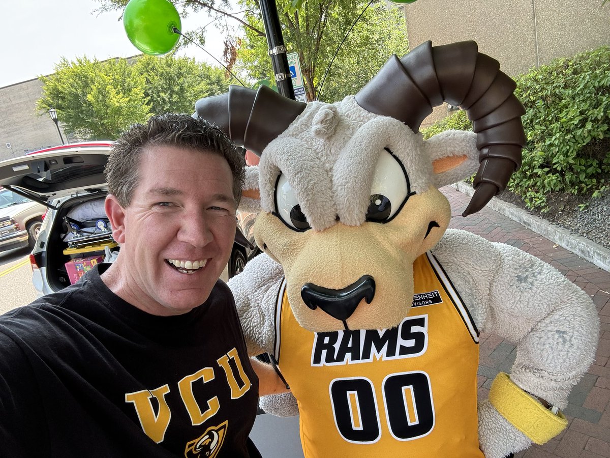 jaylewter's tweet photo. Move in day at VCU! https://t.co/uBuRvnxSuu