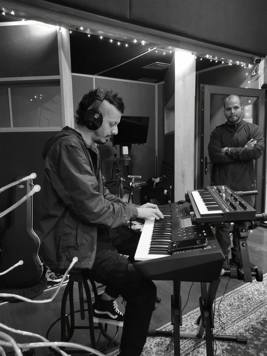 FERALESMUSICA's tweet photo. Hoy estamos en @LaLunaEstudio con Carlos "El loco" como banda invitada a su masterclass https://t.co/cVsyJnRuet