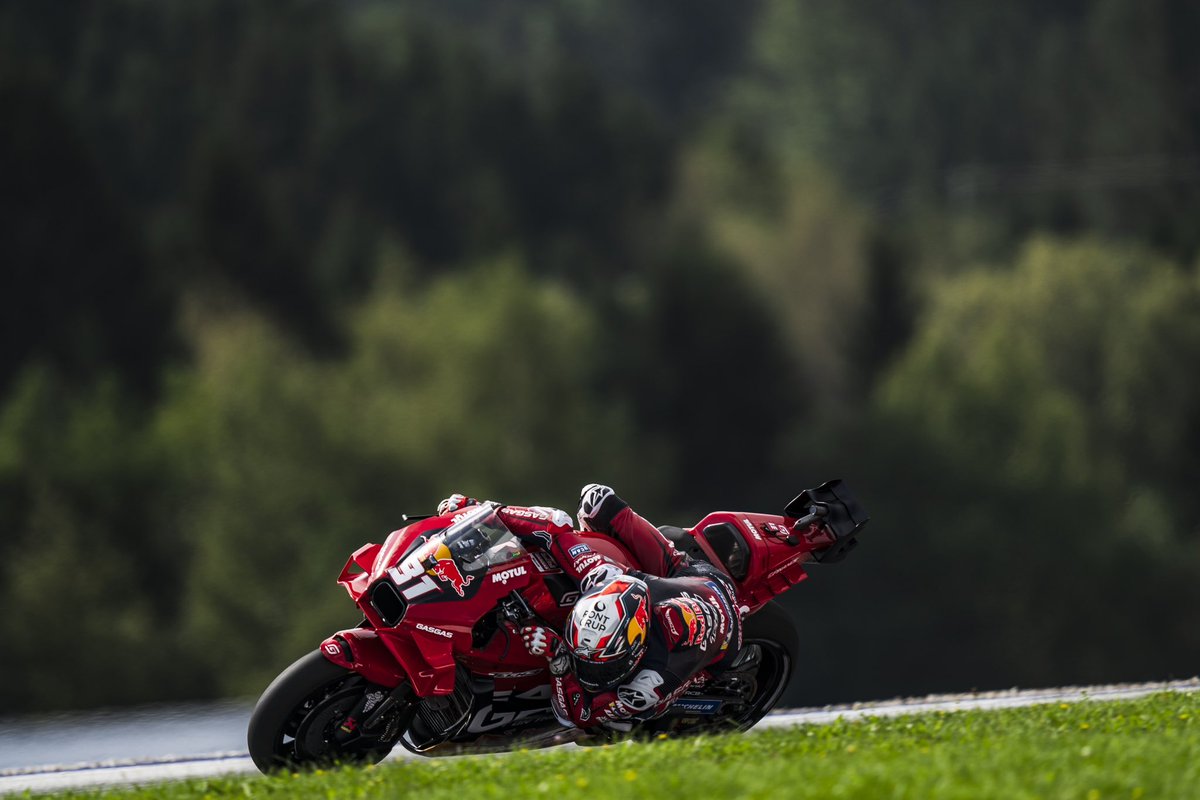 Pushing to the limit has these things… 😤 Hard and intense day, tomorrow we’ll have to fight. QP + SR! 🦈💪🏻

——

Pilotar apretando al límite tiene estas cosas… 😤 Día duro e intenso, mañana tendremos que luchar. ¡QP + SR! 🦈💪🏻 #AustrianGP
