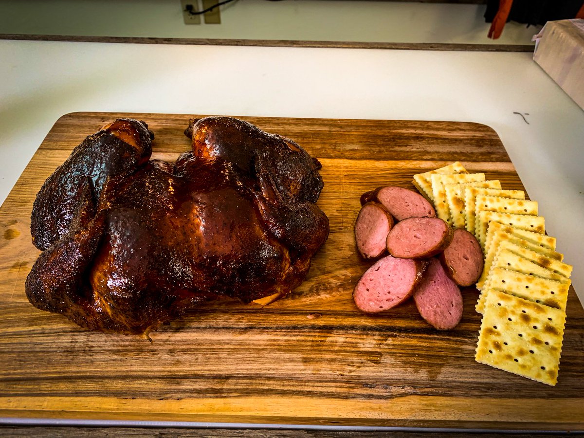 KosmosQ's tweet image. Spatchcock chicken’s been around forever, and for good reason... it’s all about that even smoke, baby 📷 And when you top it off with a homemade Jack Daniel’s BBQ Sauce, you’ve got yourself a straight-up winner SEE HOW IT'S DONE: youtu.be/6OUrbwMPEQQ 📷 #spatchcocking #chicken