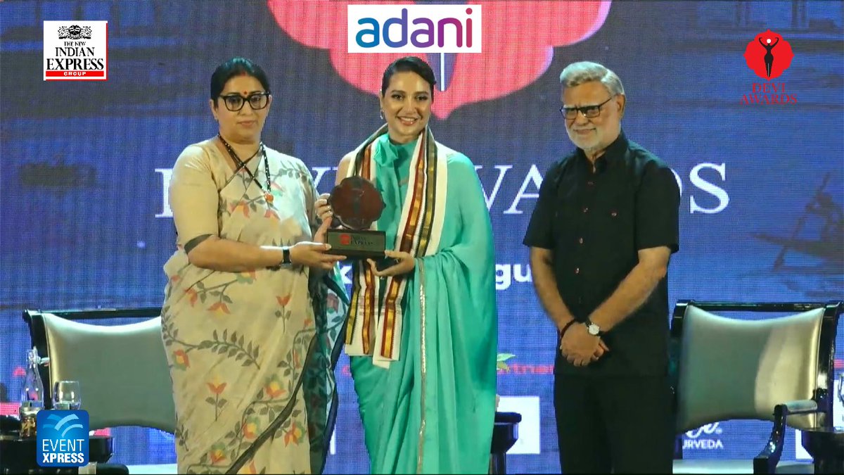 indulgexpress's tweet photo. .@subhashreesotwe receives the #DeviAward. 

#DeviAwardsKolkata2024  #DeviKolkata2024

@smritiirani @Eventxpress @PrabhuChawla @AdaniOnline @NewIndianXpress @santwana99 @glowwithauli @sencogoldindia @LICIndiaForever @radicokhaitan @gifts_ahujsons @SelvelOne https://t.co/BVXS93ODA9