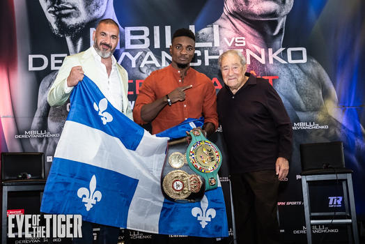 FondationEQc's tweet photo. Bravo aux boxeurs québécois de s'afficher fièrement avec le drapeau. @eottm_boxing vous demande d'apporter votre drapeau du Québec pour encourager l'électrisant Christian "Solide" Mbilli.
#boxe #boxequebec #Quebec
@EstephanCamille
@boxe_quebec https://t.co/rjPLcPXZ5t
