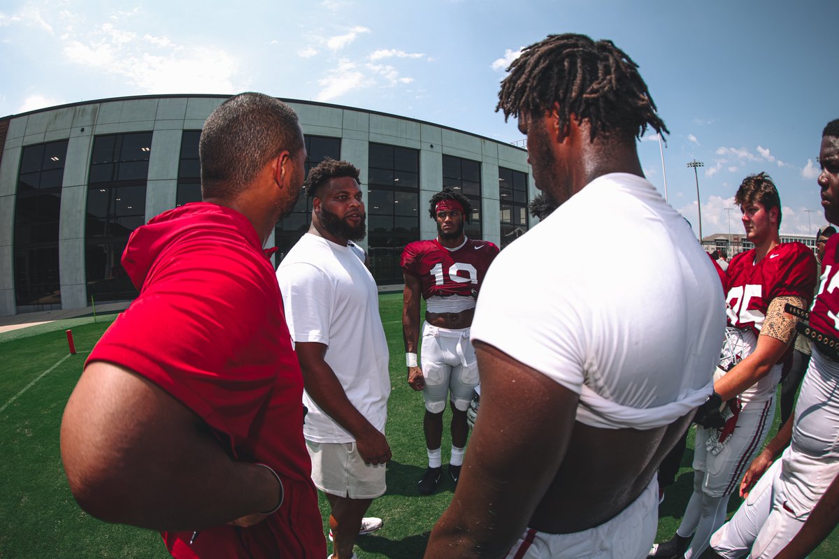 AlabamaFTBL's tweet photo. Bama Brotherhood ✊

Thanks to @_ryananderson22 for visiting with the team. 

#BPsiPhi #RollTide https://t.co/M0njHsdOv6