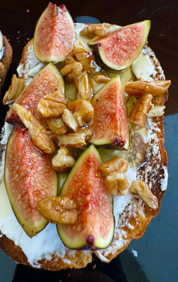 burritoconcoca's tweet photo. Entonces si es #QueYicoPoderoso el hashtag, ahí le mando un Que Yico desayuno a @eltalcha que son unos toasts con queso crema, higo y nuez cubierto con miel de abeja. https://t.co/8twbMXvh5W