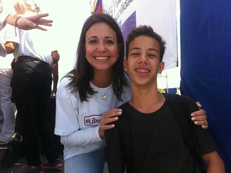 nicaclic's tweet photo. Neomar Lander, el adolescente que fue asesinado en 2017 por el Chavismo. Vean esa foto años atrás con la líder opositora @MariaCorinaYA , una foto muy impactante. Por vos Neomar,  así como en Nicaragua, Alvarito Conrado lo dio todo por la libertad,  vamos #HastaElFinalVenezuela https://t.co/N4aHp7THk5