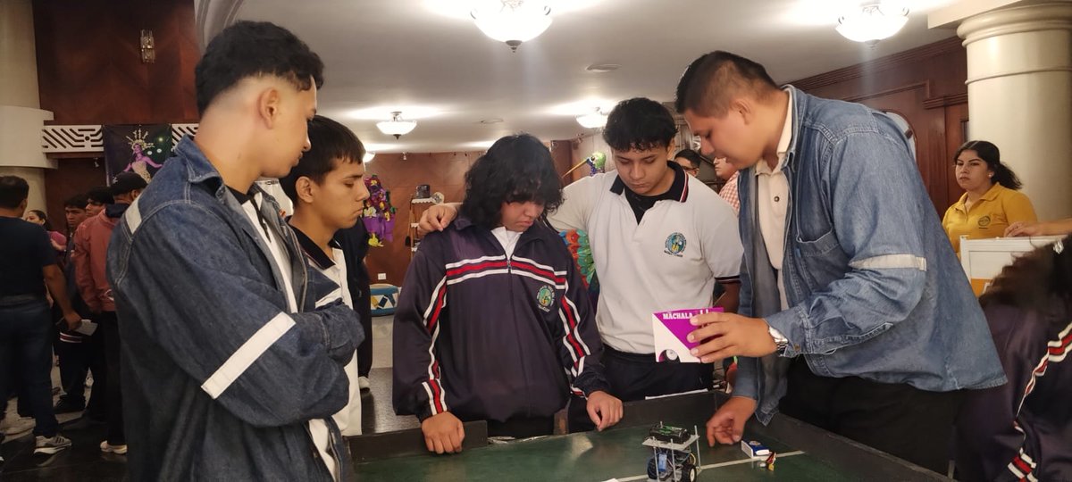 instipp1's tweet photo. En la Feria de Formación Técnica Tecnológica se estuvo presentando la oferta académica y los productos realizados por los estudiantes del Instipp. Estuvieron los estudiantes de colegios, el Gobernador (s)   @GoberElOro Coordinador Zona 07 @EduSuperiorEc  Directora @EducacionZ7_Ec https://t.co/x2CrrT7N9n