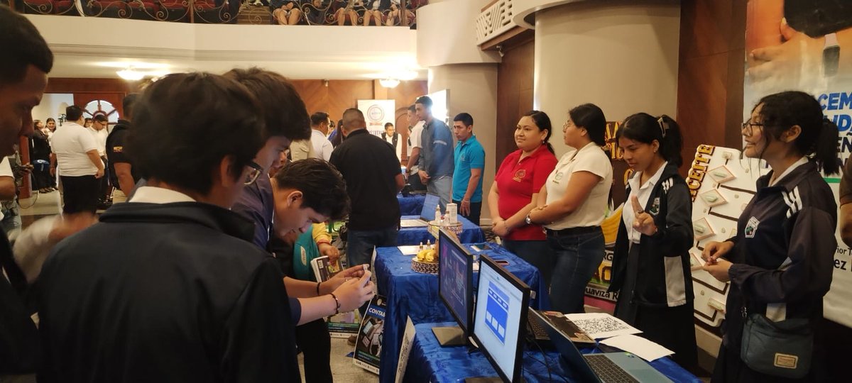 instipp1's tweet photo. En la Feria de Formación Técnica Tecnológica se estuvo presentando la oferta académica y los productos realizados por los estudiantes del Instipp. Estuvieron los estudiantes de colegios, el Gobernador (s)   @GoberElOro Coordinador Zona 07 @EduSuperiorEc  Directora @EducacionZ7_Ec https://t.co/x2CrrT7N9n