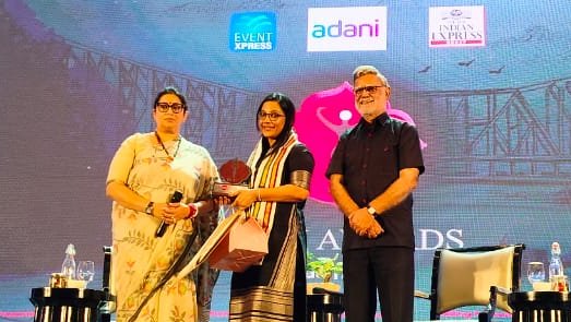 indulgexpress's tweet photo. Dr #PriteeGanatra receives the #DeviAward.

#DeviAwardsKolkata2024 #DeviKolkata2024 

@smritiirani @Eventxpress @PrabhuChawla @AdaniOnline @NewIndianXpress @santwana99
@glowwithauli @sencogoldindia @LICIndiaForever @radicokhaitan @gifts_ahujsons @SelvelOne https://t.co/zXfbL1i39K