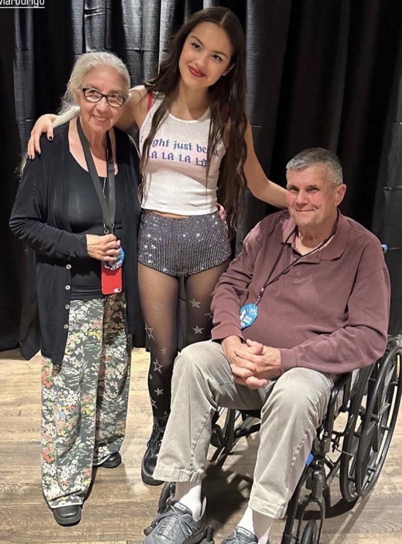 GRAClECORE's tweet photo. 📸 | Grace's family was present at last night's show!

It's so beautiful to see how they support her! https://t.co/jst1GdK7tW