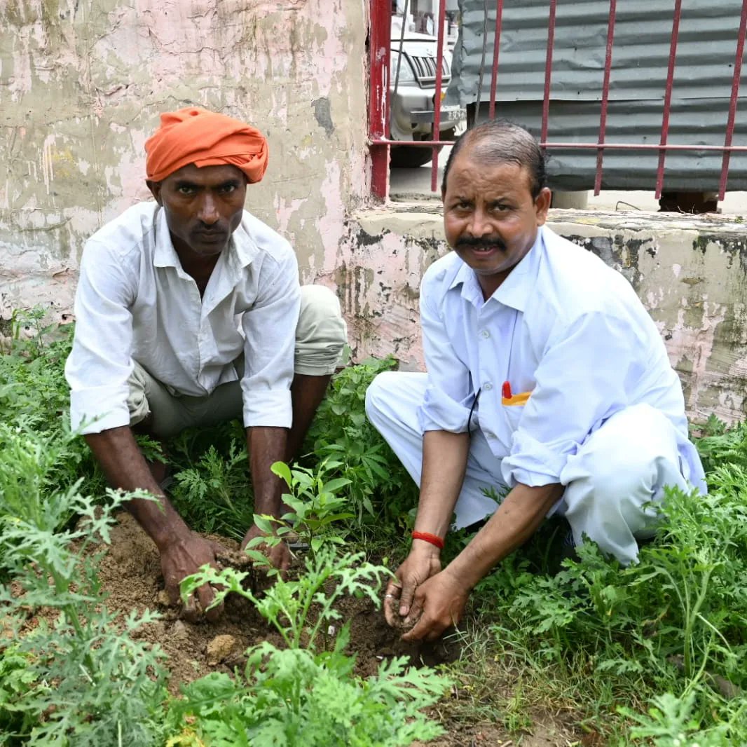 ayodhyadevauth's tweet photo. अयोध्या के कौशलपुरी कॉलोनी स्थित पार्क में स्थानीय निवासियों संग उपाध्यक्ष श्री अश्विनी पांडेय तथा ADA के कर्मचारीयों ने किया वृक्षारोपण।
अयोध्या के पर्यावरण संरक्षण हेतु दृढ़ संकल्पित है अयोध्या विकास प्राधिकरण।
समस्त क्षेत्रवासियों का आभार।
#plantation #GreenAyodhya https://t.co/ExntnScvQH