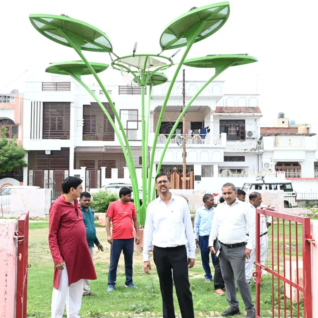 ayodhyadevauth's tweet photo. अयोध्या के कौशलपुरी कॉलोनी स्थित पार्क में स्थानीय निवासियों संग उपाध्यक्ष श्री अश्विनी पांडेय तथा ADA के कर्मचारीयों ने किया वृक्षारोपण।
अयोध्या के पर्यावरण संरक्षण हेतु दृढ़ संकल्पित है अयोध्या विकास प्राधिकरण।
समस्त क्षेत्रवासियों का आभार।
#plantation #GreenAyodhya https://t.co/ExntnScvQH