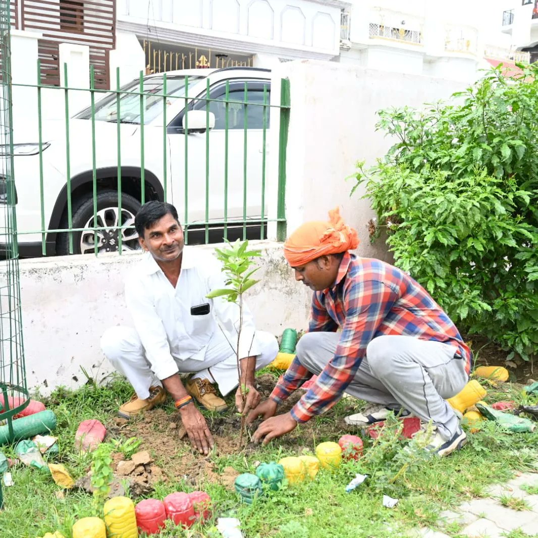 ayodhyadevauth's tweet photo. अयोध्या के कौशलपुरी कॉलोनी स्थित पार्क में स्थानीय निवासियों संग उपाध्यक्ष श्री अश्विनी पांडेय तथा ADA के कर्मचारीयों ने किया वृक्षारोपण।
अयोध्या के पर्यावरण संरक्षण हेतु दृढ़ संकल्पित है अयोध्या विकास प्राधिकरण।
समस्त क्षेत्रवासियों का आभार।
#plantation #GreenAyodhya https://t.co/ExntnScvQH
