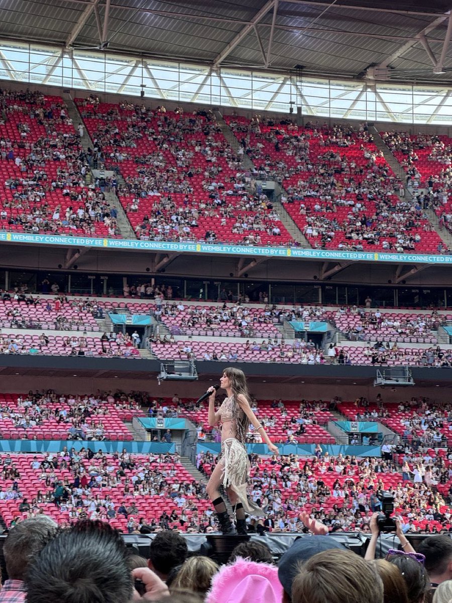 our rockstar 🥹⭐️ 

📸: <a href="/FLOWERKlD/">amelia</a>