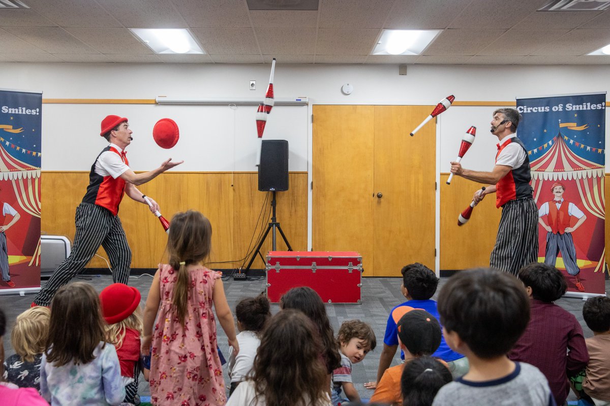 oaklibrary's tweet photo. Can confirm - this circus does in fact make you smile. #OPLSummer https://t.co/82EGy6yZ1b