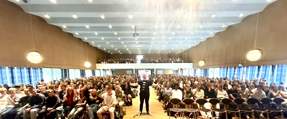 Landets gymnasieelever startede sæsonen denne uge, og jeg havde fornøjelsen af 300 1G’ere på Viborg Katedralskole i går, og hele Rødkilde Gymnasium i Vejle i dag. Tøv ikke med at skrive, hvis vi skal tage en snak om at jeg skal besøge jer! God weekend.