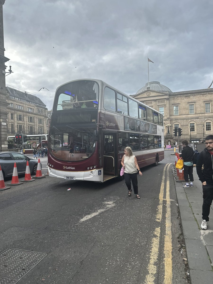 BackleeElec's tweet image. Brilliant when your @on_lothianbuses breaks down at the foot of North Bridge. Going to cause carnage in town for a good while 🙈