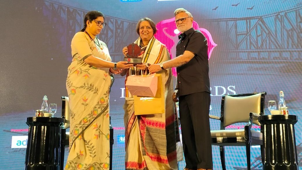 indulgexpress's tweet photo. #MukulAgarwal receives the #DeviAward.  

#DeviAwardsKolkata2024 #DeviKolkata2024  

@smritiirani @Eventxpress @PrabhuChawla @AdaniOnline @NewIndianXpress @santwana99
@glowwithauli @sencogoldindia @LICIndiaForever @radicokhaitan @gifts_ahujsons @SelvelOne https://t.co/HQ5zkpdmv3