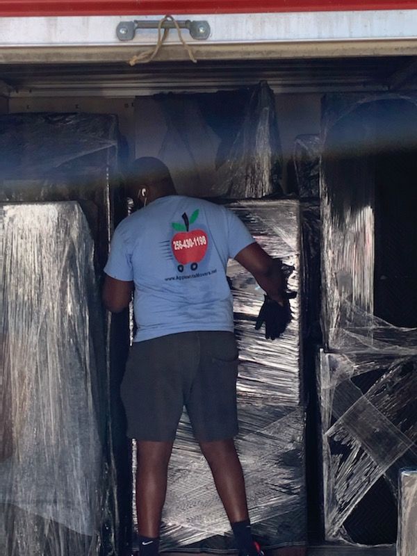 ApplewhiteMover's tweet image. Planning an office relocation? We specialize in helping businesses transition smoothly with minimal downtime. Let us handle the heavy lifting so you can focus on what matters most—your business! #BusinessMoves #OfficeRelocation #LocalMovingExperts 
256-430-1198