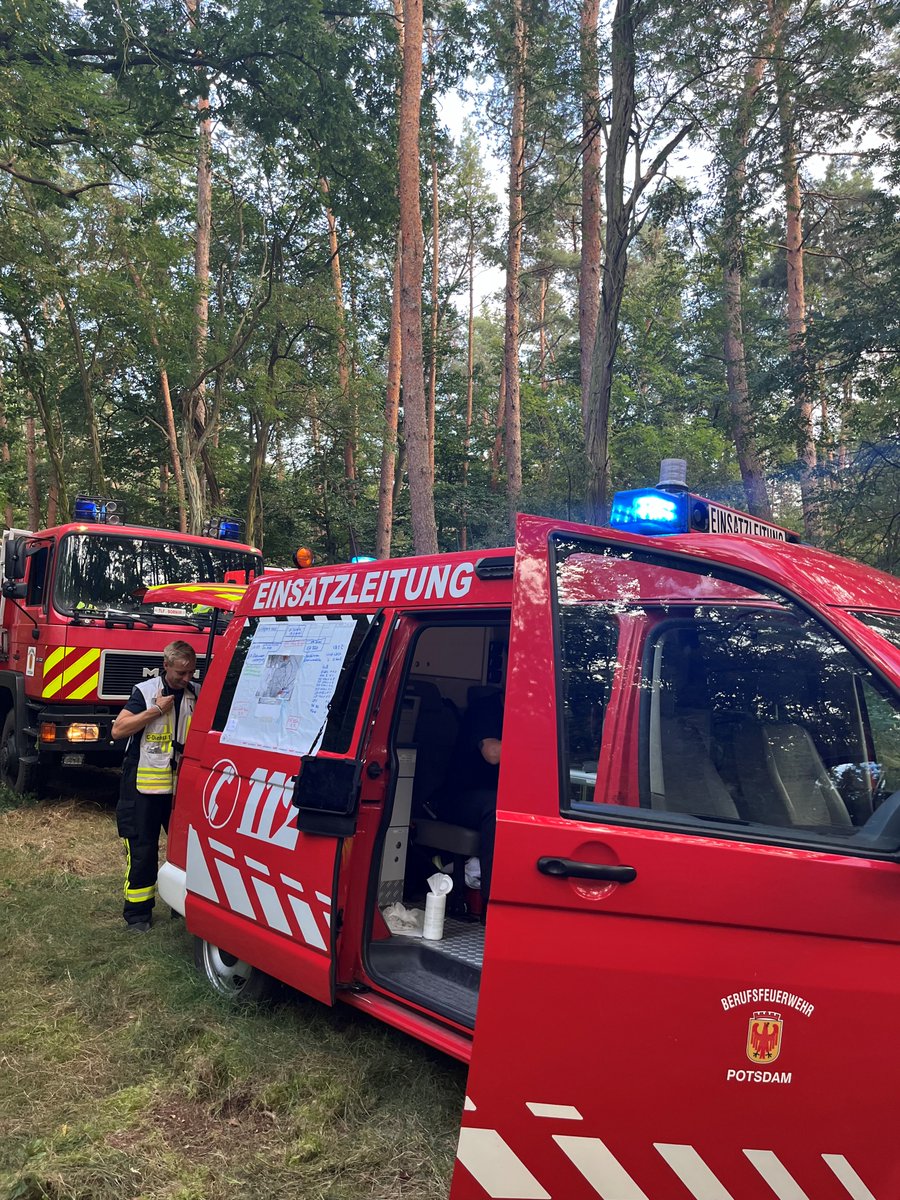 FwPotsdam's tweet photo. 🚨🔥 Aktuell sind wir bei einem gemeldeten Waldbrand in Potsdam West im Einsatz. Derzeit brennen etwa 1000m² Waldboden. Vor Ort sind die Führungskräfte der Berufsfeuerwehr Potsdam, die #FFBornim, die #FFBornstedt, die #FFFahrland sowie die #FFGolm und #FFGrube. 🚒🔥🚨 https://t.co/6FPZgKYlWX