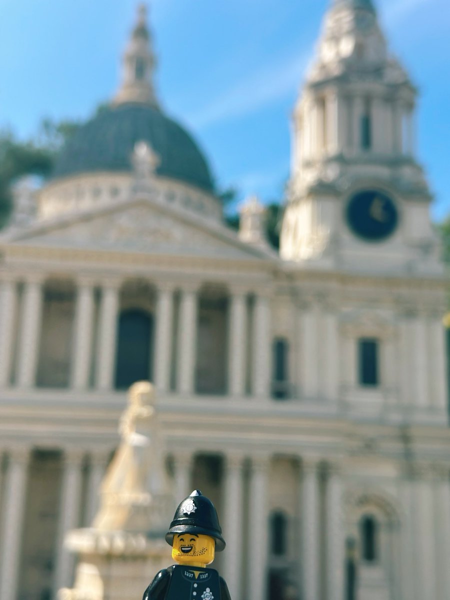 Brick_Cop's tweet photo. Anyone got the time…👀

Lovely sunny day at @LEGOLANDWindsor with my Nephew for his Birthday! 🎉 ☀️☺️

I may have been asked if I was installing the new  @cityoflondon #Banksy whilst taking photos though! 😂

Not a bad idea! Maybe next time…🤔 #RestDaysBestDays #ThinBlueLine 🚨 https://t.co/uq3WZvgLn4