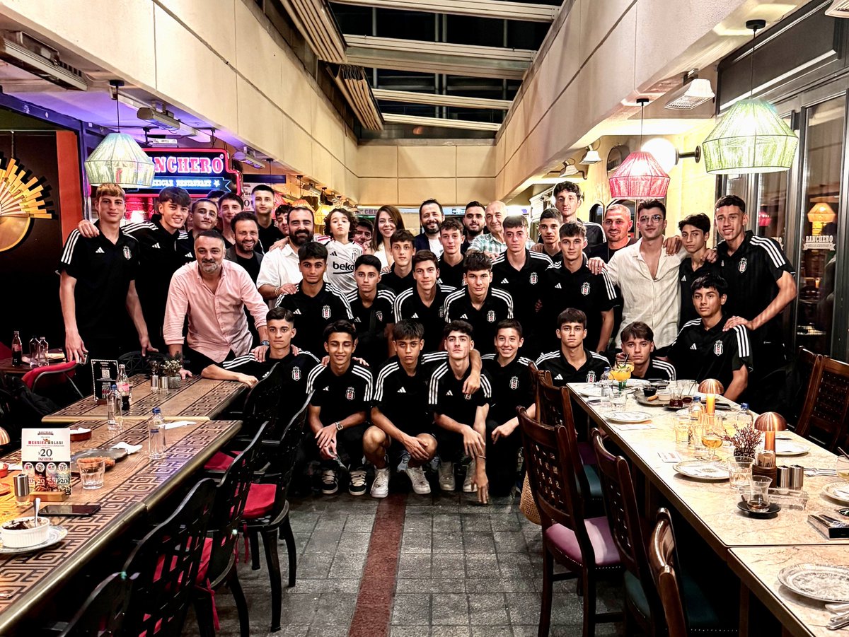 2023-2024 U15 Gelişim Ligi’ni şampiyon olarak tamamlayan Beşiktaş U15 Akademi Takımımız, Beşiktaş Akademi İcra Kurulu Üyesi Fatih Tanyeri’nin organize ettiği Nişantaşı Ranchero Restaurant’ta düzenlenen sezon öncesi yemeğinde bir araya geldi.

Yemeğe; Futbol Altyapı, Kadın Futbol