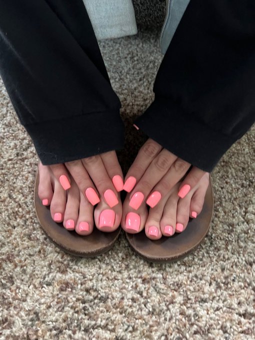 What would you do if you had 10 minutes with my toes? 🩷 https://t.co/qcKFYfEbB6