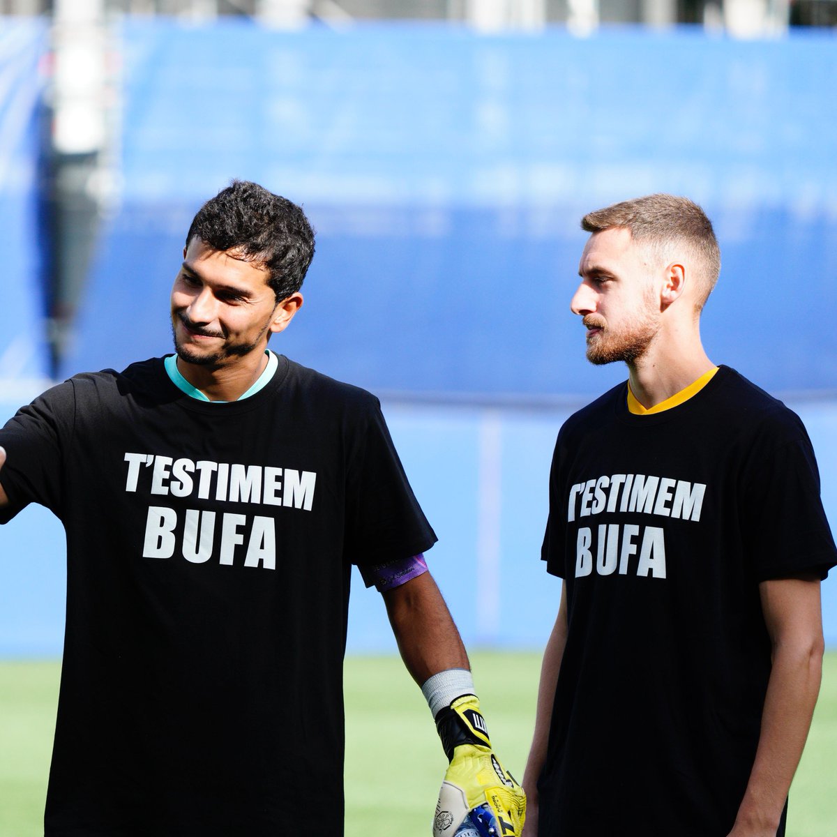 fcandorra's tweet photo. 😍 𝐓'𝐞𝐬𝐭𝐢𝐦𝐞𝐦, @bufa_!

🫂 Els titulars han sortit avui amb aquesta samarreta per donar ànims al responsable de l'oficina del jugador que fa unes setmanes va patir un petit accident

#SomTricolors https://t.co/os7XC8Sd7v