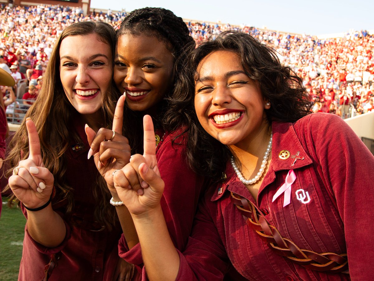 OU_Athletics's tweet photo. 𝟮 𝗪𝗘𝗘𝗞𝗦 𝗨𝗡𝗧𝗜𝗟 𝗞𝗜𝗖𝗞‼️

Pack the Palace &amp; Wear Crimson ☝️
🎟️ » https://t.co/imD4AuupMj
🛍️ » https://t.co/hQnKhANNgd

#BoomerSooner https://t.co/AAMFLF3vaw