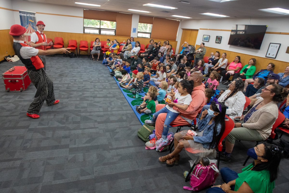 oaklibrary's tweet photo. Can confirm - this circus does in fact make you smile. #OPLSummer https://t.co/82EGy6yZ1b