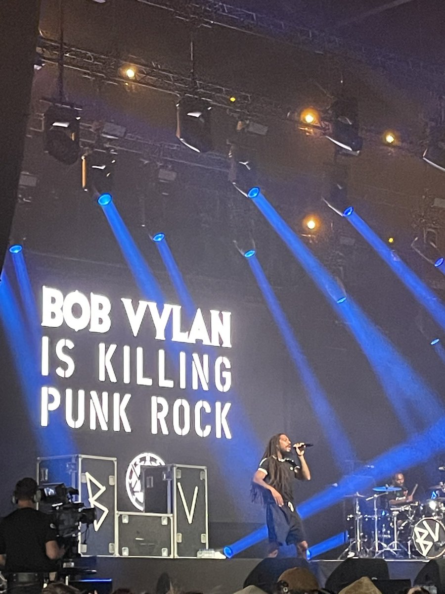 peterkwint's tweet image. Kan ik prima vrede mee hebben. Wat een heerlijke slopers zijn ze bij Bob Vylan toch. #ll24