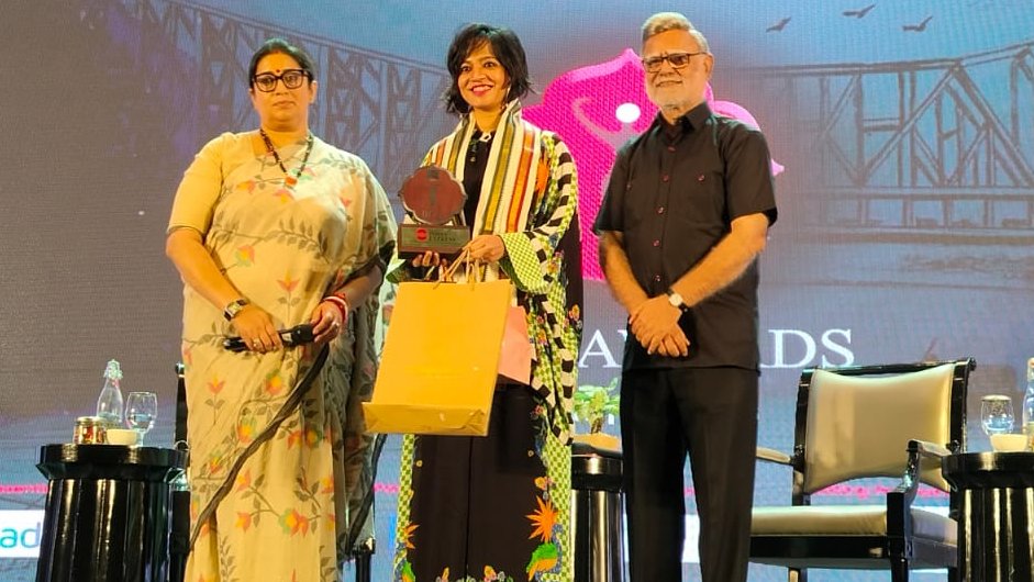 indulgexpress's tweet photo. .@PallaviSinghee receives the #DeviAward. 

#DeviAwardsKolkata2024 #DeviKolkata2024 

@smritiirani @Eventxpress @PrabhuChawla
@AdaniOnline @NewIndianXpress @santwana99
@glowwithauli @sencogoldindia @LICIndiaForever
@radicokhaitan @gifts_ahujsons @SelvelOne https://t.co/0lD3GuX9U0
