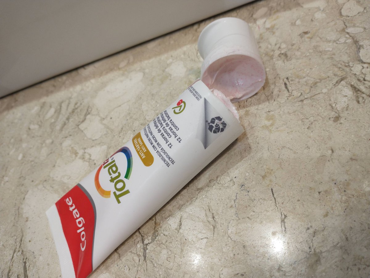 gbauermann's tweet photo. Pô @BrasilColgate este é o segundo tubo de pasta de dente que abro numa caixa de três, e vem assim. O que faz agora?? https://t.co/iWNwVlCyrH