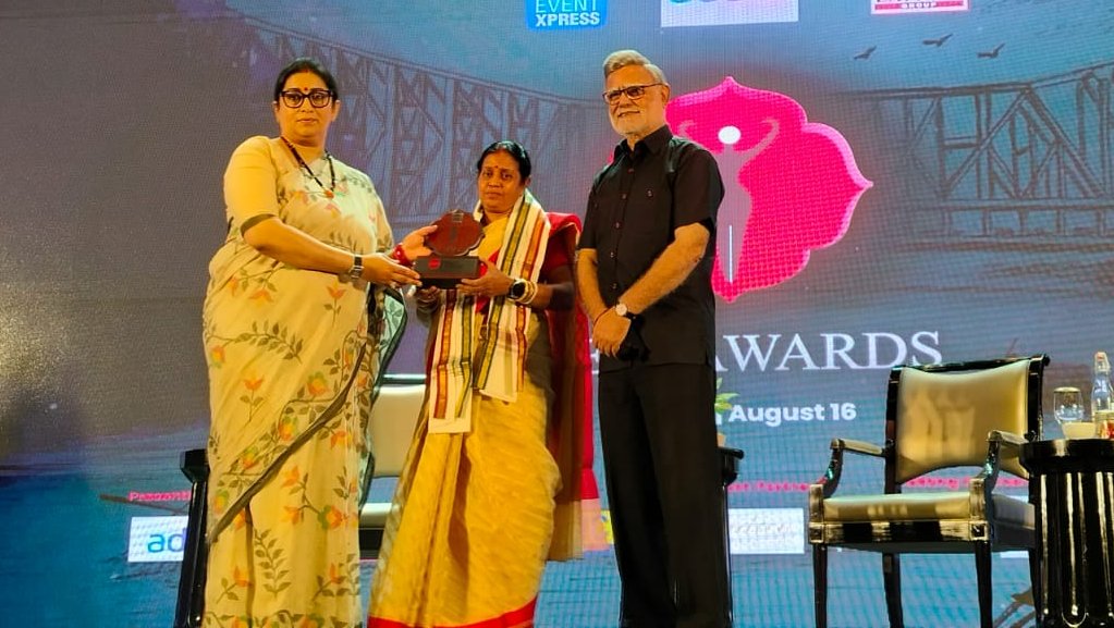 indulgexpress's tweet photo. #MalaPaul receives the #DeviAward. 

#DeviAwardsKolkata2024  #DeviKolkata2024

@smritiirani @Eventxpress @PrabhuChawla @AdaniOnline @NewIndianXpress @santwana99
@glowwithauli @sencogoldindia @LICIndiaForever @radicokhaitan @gifts_ahujsons @SelvelOne https://t.co/jGYwFBQ4Oo