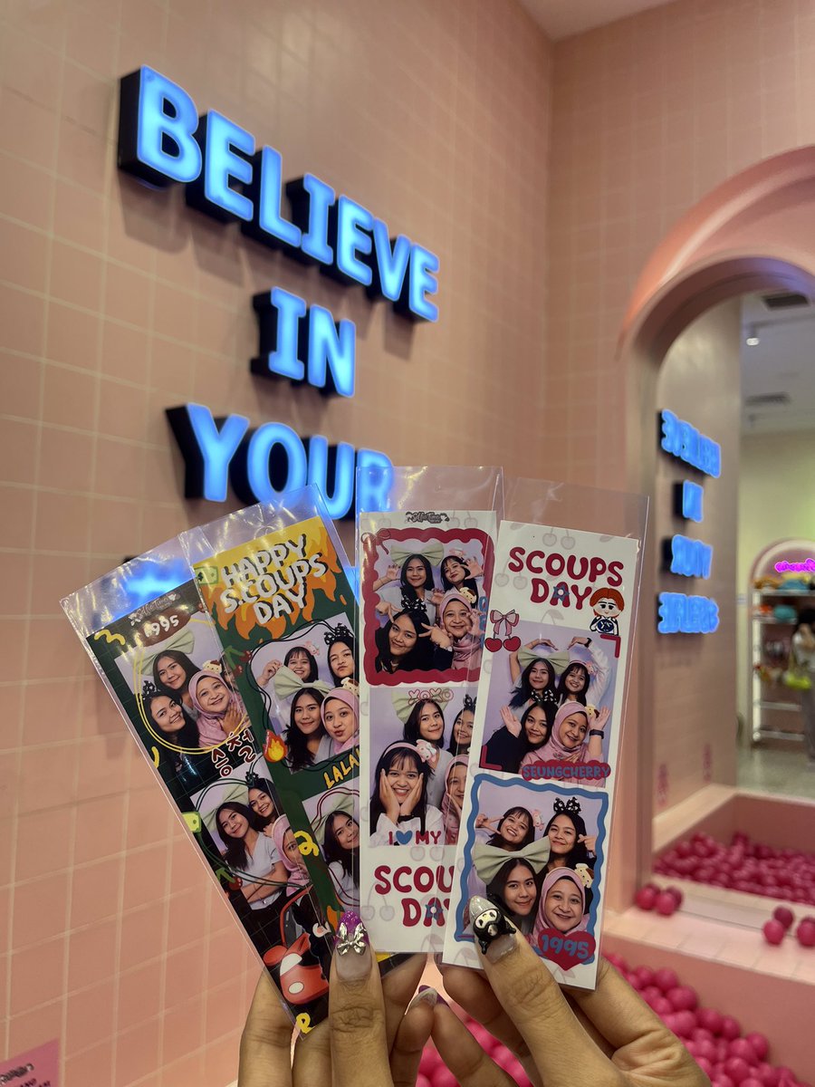 yourvitaminss's tweet photo. menyempatkan foto frame hajatan ayang 🍒🍒 #DateWithSCoups https://t.co/jY1f4nIlKV